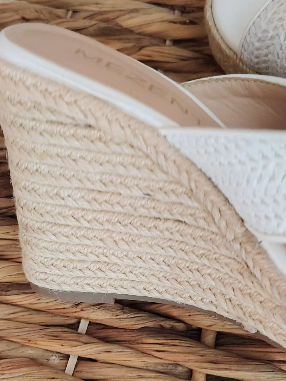 Mezent white wedge
